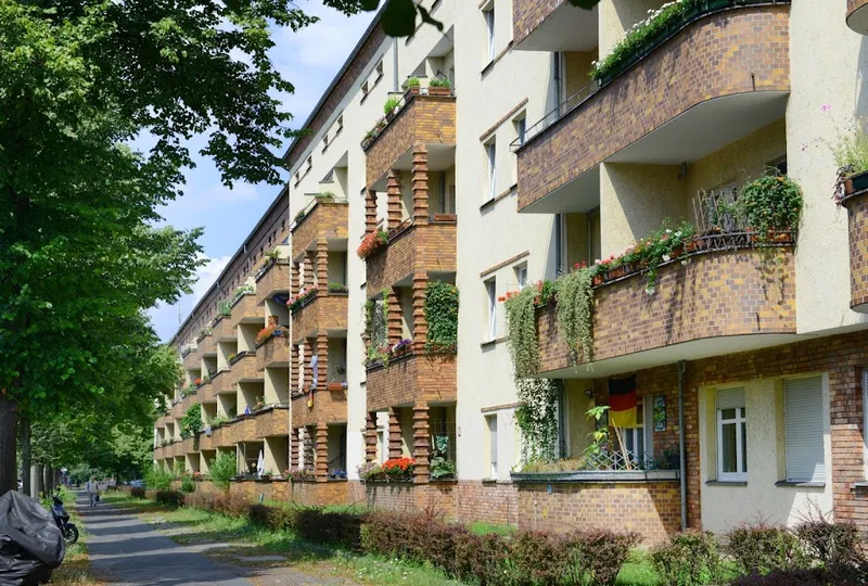 Gut geschnittene Wohnung in begehrter Wohnlage! Renovierung erforderlich! Wir kommen Ihnen entgegen! — photo 1